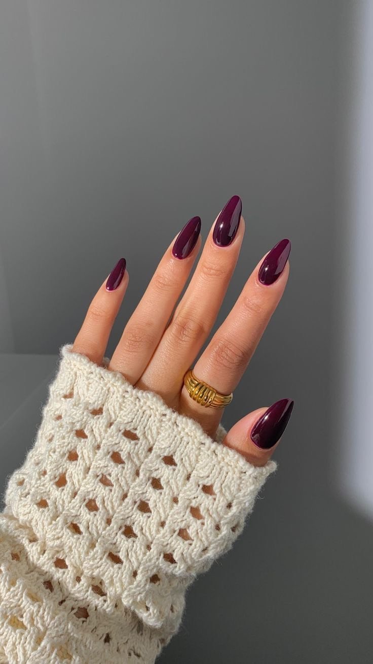 Uñas esculpidas color bordó hechas en Daaily Studio